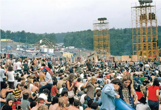  ??  ?? 16 de agosto de 1969. Al fondo, las torres de luz y sonido del escenario.