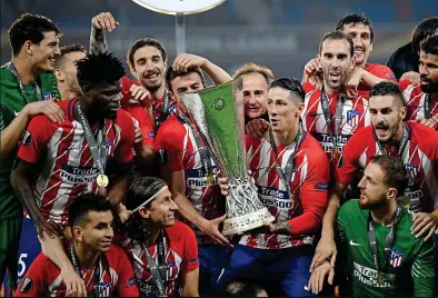  ?? GETTY IMAGES ?? Silver service: Fernando Torres clutches the trophy after Atletico’s win