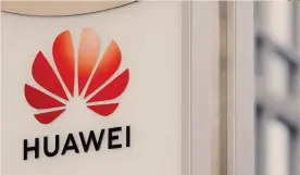  ?? REUTERS ?? Nella morsa americana. Il logo di Huawei nella sede commercial­e di Varsavia, dove un dirigente è stato arrestato