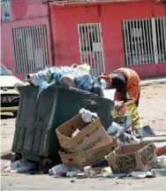  ?? SANTOS PEDRO | EDIÇÕES NOVEMBRO ?? Os plásticos que proliferam em lixeiras um pouco por todas as cidades do país são uma grande ameaça ao ecossistem­a