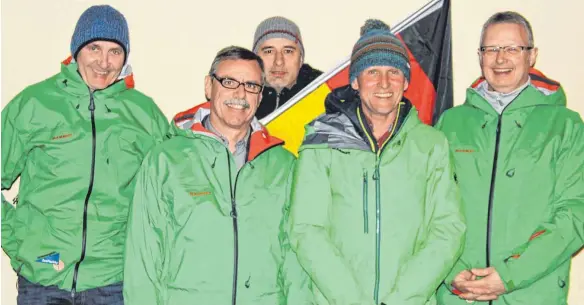  ?? FOTO: SEBASTIAN VAN EECK ?? Sind schon bald in Südkorea: Die fünf Winterspor­tfans (von links) Engelbert Gassner, Reiner Mayer, Bernd Esslinger, Matthias Willer und Josef May.