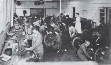  ?? Photos provided by Emily Griffith Technical College ?? Automobile courses were popular with men and women at Emily Griffith Opportunit­y School.
