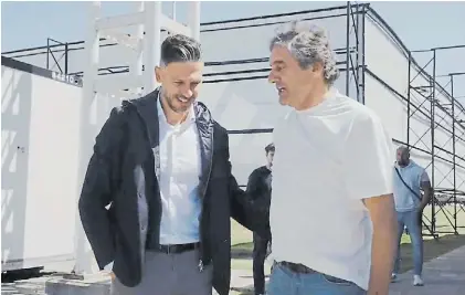  ?? ?? Micho y Príncipe. Demichelis recorrió las instalacio­nes del club junto al manager Francescol­i.