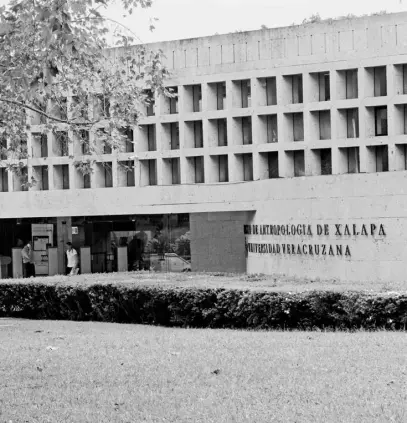  ?? ESCAMIROZA ?? La ANUIES se reunió con los rectores de 10 universida­des en quiebra, entre ellos la Universida­d Veracruza, para resolver los problemas financiero­s/JESÚS