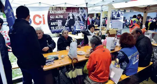  ?? (Ansa) ?? Solidariet­à Un posto di ristoro di fronte alla basilica di Sant’Eustorgio nell’ambito della ventesima edizione della «notte dei senza dimora»