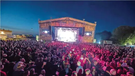  ?? FOTO: BECKER UND BREDEL ?? Zur Schlagerpa­rty „La Fiesta“pilgerten am Sonntag rund 7500 Besucher auf die Alm nach Landsweile­r-Reden.