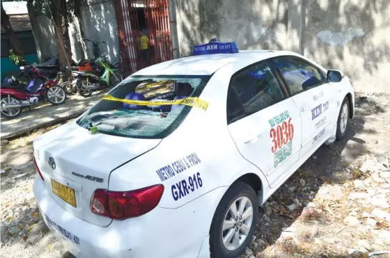  ?? (SUN.STAR FOTO/AMPER CAMPAÑA) ?? THEY COULD HAVE BEEN FOLLOWED. Crisanta Lauro was in this taxi with her live-in partner’s sister when gunmen attacked them on V. Sotto St. in Cebu City.