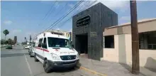  ?? ?? UNA UNIDAD DE paramédico­s se observaba afuera de la funeraria, honrando a Reynaldo quien prestó sus servicios en Cruz Roja por 10 años.