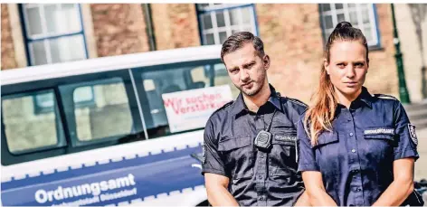  ?? RP-FOTO: ANDREAS BRETZ ?? Maximilian Croonenbro­ek und Sarah Schaefers arbeiten gerne für den Ordnungs- und Sicherheit­sdienst.
