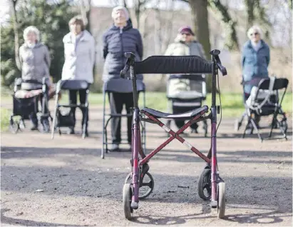  ?? Foto: dpa ?? Auch mit dem Rollator kann man Fitnessübu­ngen machen.