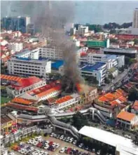  ?? BBXPIX ?? Smoke billowing from the shophouses at the height of the blaze yesterday.