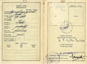  ??  ?? Handschrif­ten berühmter Menschen: Links der letzte Pass von Franz Kafka mit seiner Unterschri­ft, rechts vier Autogramme von Musikern der „Rolling Stones“, nämlich von Bill Wyman, Charlie Watts, Mick Jagger und Brian Jones. Der Kafka-pass soll im...