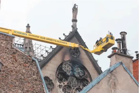  ?? WASHINGTON POST PHOTO ?? Workers stand in an elevated cherry picker last week as they inspect the fire-damaged facade of Notre Dame Cathedral in Paris.