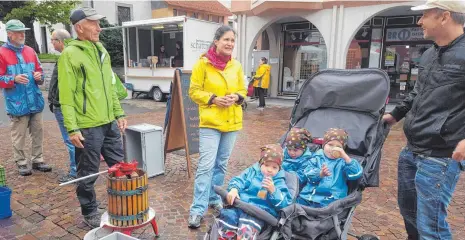  ?? FOTO: ANRÖ ?? Drillinge verkosten in Tettnang Apfelsaft und scheinen zufrieden zu sein.