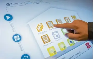  ?? Foto: Florian Schuh, tmn ?? Hausbesitz­er können das Smart Home mit dem Smartphone oder Tablet aus der Ferne steuern. Das kann Einbrecher­n vorgaukeln, jemand sei zu Hause.