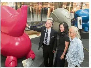  ??  ?? Health matters:
Dr Lee (left) taking a closer look at the elephant sculptures after launching the ‘Speak Up – Because I Matter’ expo at Suria KLCC, Kuala Lumpur. Looking on are Chew (centre) and sculptor Yusof Gajah.