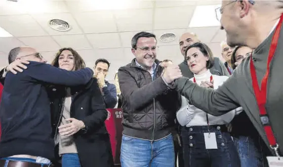  ?? JORGE ARMESTAR ?? El nuevo secretario general del PSOE de Extremadur­a, Miguel Ángel Gallardo, celebra el triunfo con sus compañeros, ayer, en la sede regional del partido.