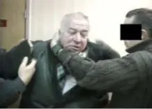  ?? FOTO REUTERS ?? Een still toont hoe Sergej Skripal wordt belaagd door Russische geheim agenten.