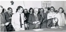  ??  ?? Signature de la fusion entre les deux maires Alain Peronnau et Louis Daude.