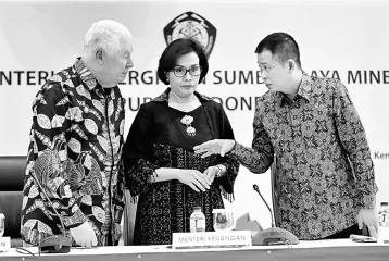  ??  ?? Indonesia’s Finance Minister Sri Mulyani Indrawati (centre), Freeport McMoRan chief executive officer Richard Adkerson (left) and Indonesia’s Energy and Mineral Resources Minister Ignasius Jonan chat before the start of a news conference at the...