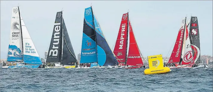  ?? FOTOS: EFE/MARÍA PIÑÁN ?? Arriba, un momento de la salida aún en la bahía de Alicante; el Mapfre navegando rumbo a Gibraltar; SM el rey Juan Carlos se despide de la tripulació­n española en el pantalán, y una cámara captó la tensión por la mañana en el barco holandés AzkoNobel...