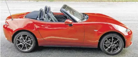  ?? BILDER: SN/CHRISTIAN SPRENGER (2) ?? Der neue Mazda MX-5 ist außen und innen ein schnittige­r Roadster geworden.