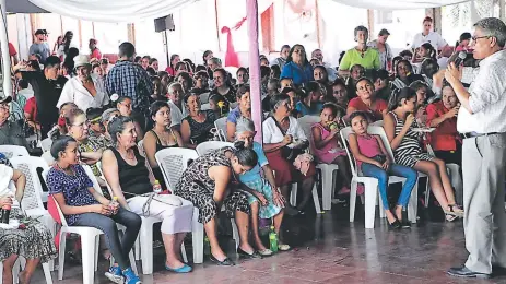  ?? FOTOS EFRAÍN MOLINA. ?? ENCUENTRO. El alcalde Walter Perdomo informa a las madres de escasos recursos sobre el proyecto de casas.