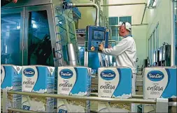  ??  ?? VACAS FLACAS. La crisis de la cooperativ­a SanCor es un símbolo perfecto de los desafìos que afronta la industria en la Argentina. La concentrac­ión del mercado ya es alta.