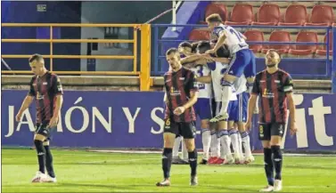  ??  ?? La impotencia de Díez, Pardo y Zarfino contrasta con la alegría de la plantilla del Zaragoza tras el 1-2.