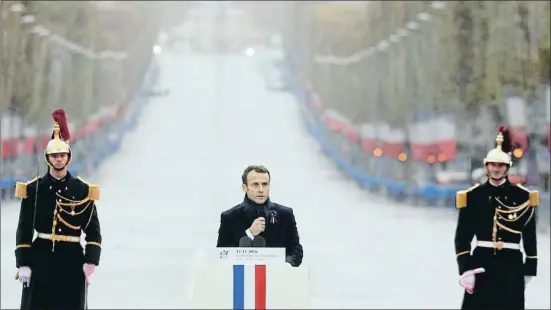  ?? LUDOVIC MARIN / AP ?? El presidente francés, Emmanuel Macron, durante su discurso en el Arco de Triunfo, con los Campos Elíseos detrás