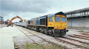  ?? HS2/ABSOLUTE PHOTOGRAPH­Y ?? GBRf’s No. 66732 at the head of the first spoil train being loaded on June 28, before departure the following day.