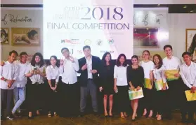  ?? CONTRIBUTE­D FOTO ?? FINALISTS. Teams from St. Theresa’s College and the University of San Carlos were named finalists in the Cebu Digital Marketing Competitio­n 2018.