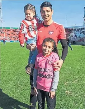  ?? (INSTAGRAM) ?? Sus amores. Sus hijas Sabrina e India con él, en la cancha.