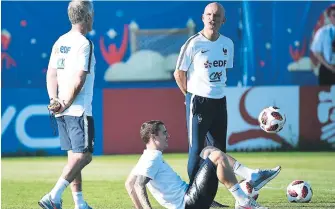  ??  ?? Francia es una selección a la que poco daño le hacen en defensa. Griezmann defiende ese estilo.