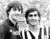  ??  ?? Un 17enne Roberto Mancini con il 18enne Nanu Galderisi