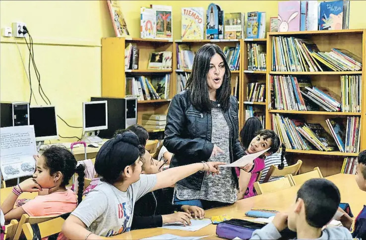  ?? ÀLEX GARCIA ?? Raquel García esta semana en una de las aulas del colegio Joaquim Ruyra, situado en el barrio de la Florida (l’Hospitalet)