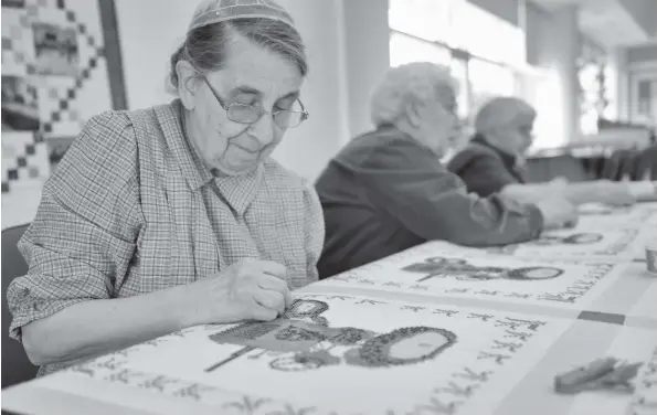  ?? [ALI WILSON / THE OBSERVER] ?? Marjorie Roth stitches away at the Woolwich seniors’ centre in Elmira. The group meets twice a week to work on quilts.