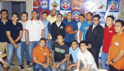  ?? JOEY MENDOZA ?? Coaches of the various teams vying in the Metro Basketball Tournament, along with league commission­er Pido Jarencio, grace the media launch of the event at Archie’s Bespoke Sports Grill + Bar in QC.