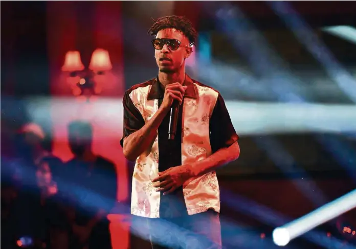  ?? (SCOTT DUDELSON/GETTY IMAGES) ?? Né dans une banlieue sinistre d’Atlanta, 21 Savage raconte dans ses textes la violence des fusillades, le culte du dollar sale et la tristesse insurmonta­ble. Un rap réaliste et désespéré.