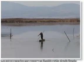  ?? JORGE SÁNCHEZ ?? Los pocos espacios que conservan líquido están siendo limpiados por los propios habitantes.