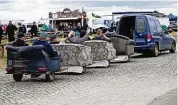  ?? ?? Gemütliche­s Fahren: Dieser Transporte­r zieht Sofas, auf denen es sich Besucher bequem gemacht haben.