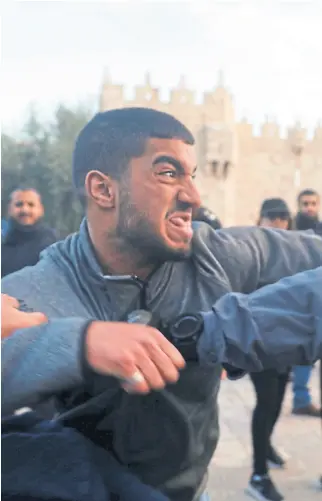  ??  ?? Manifestan­tes palestinos y policías israelíes, ayer, en Jerusalén