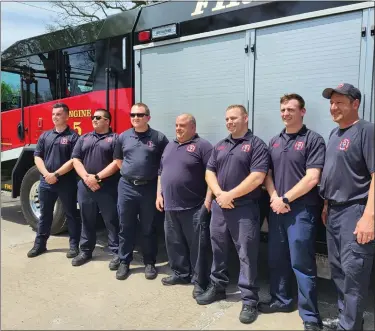  ?? SUSAN SMILEY — THE MACOMB DAILY ?? RIGHT: Warren fire Lt. Robert Loring and his crew at Station 5with the new fire truck which has been equipped with the Lifeline firehose system.