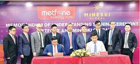  ?? ?? Metfone general director Phung Van Cuong (left) and Ronald Robins, founder and chairman of Mineski Global, sign the MoU.