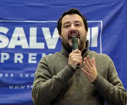  ??  ?? Linea dura
Il ministro dell’Interno, Matteo Salvini durante un comizio a Bolzano. Presto incontrerà Kompatsche­r