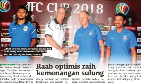  ??  ?? LONGHI (dua dari kanan) bersalaman dengan Raab ketika sidang media perlawanan Kumpulan H
Piala AFC 2018 di Johor Bahru, semalam.