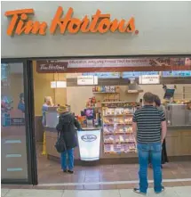  ?? MICHAËL MONNIER LE DEVOIR ?? Tim Hortons est passée du 4e au 50e rang dans un classement des 100 entreprise­s les plus aimées des Canadiens.