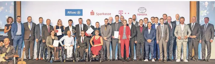  ?? FOTOS: IMAGO/DPA ?? Schlusspun­kt einer feierliche­n Gala am Samstag: Alle Geehrten und Nominierte­n der Para-Sportlerwa­hl sind auf der Bühne der Düsseldorf­er Rheinterra­sse. Den Ehrenpreis erhielt Heinrich Popow (Dritter von rechts).