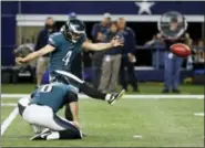  ?? RON JENKINS — THE ASSOCIATED PRESS ?? Eagles kicker Jake Elliott (4) yanks a field goal attempt awry against the Dallas Cowboys early in Sunday night’s game in Arlington, Texas. It’s suspected that Elliott was playing with a concussion at the time.