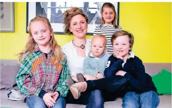  ??  ?? Alina Lobkowicz sitzt mit ihren vier Kindern Josephine, Ludmilla, Augustina und Melchior auf der Couch.